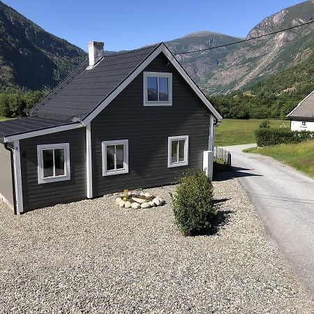 Karistova Utleige Villa Lærdalsøyri Exterior foto