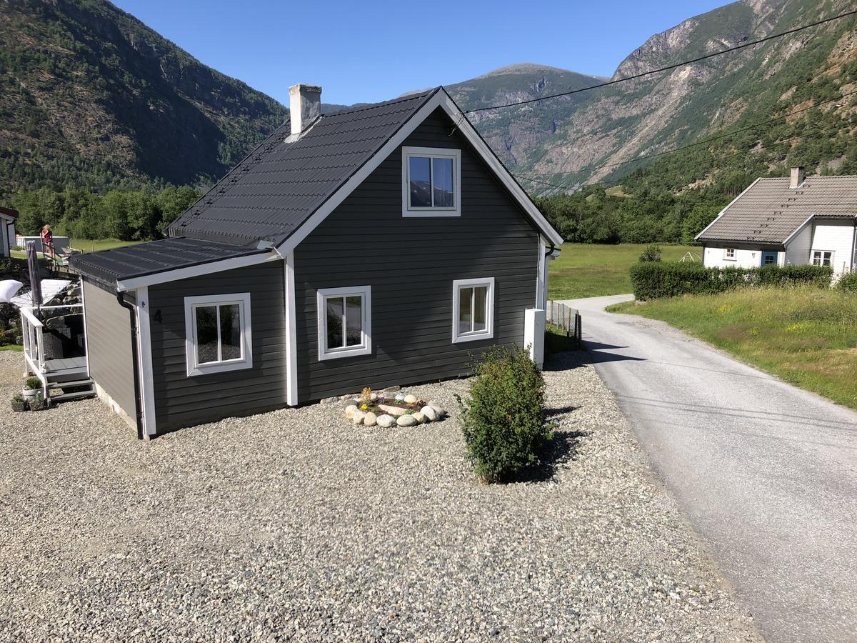 Karistova Utleige Villa Lærdalsøyri Exterior foto